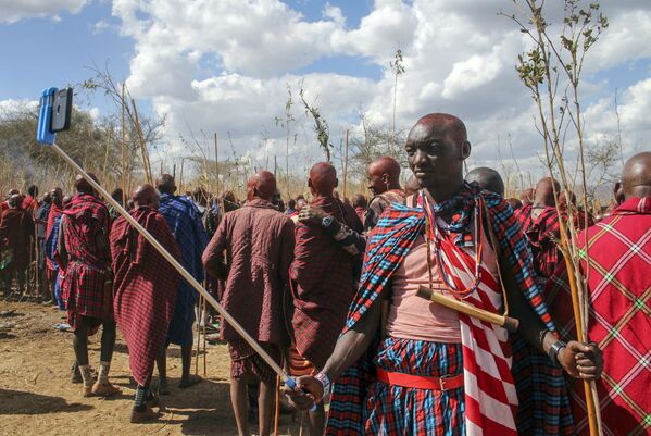 أحد أفراد قبيلة ماساي موران (أو المحارب) يلتقط صورة سيلفي، حيث يشارك هو وآخرون في احتفالات أولنغيشير (Olng'esherr) عند تلال ماباراشا، بالقرب من كاجيادو في كينيا، 23 سبتمبر  2020 - سبوتنيك عربي