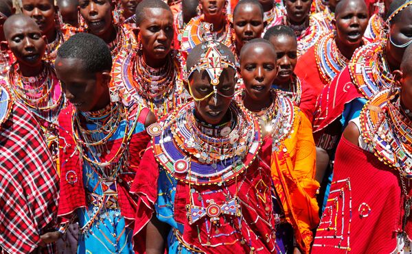 نساء قبيلة ماساي تغني لرجال قبيلتهن أثناء احتفالات أولنغيشير (Olng'esherr) عند تلال ماباراشا، بالقرب من كاجيادو في كينيا، 23 سبتمبر  2020 - سبوتنيك عربي