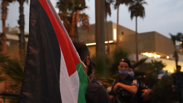 تظاهرة ضد التطبيع مع إسرائيل أمام سفارة دولة الإمارات في بيروت، لبنان سبتمبر 2020 - سبوتنيك عربي