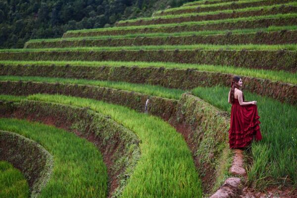 فتاة تختار مكانا لالتقاط صورة على خلفية مدرجات الأرز مو تسانغ تشاي، فيتنام 18 سبتمبر 2020 - سبوتنيك عربي