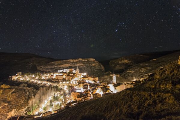 سماء مرصعة بالنجوم فوق قرية ألباراسين في إسبانيا - سبوتنيك عربي