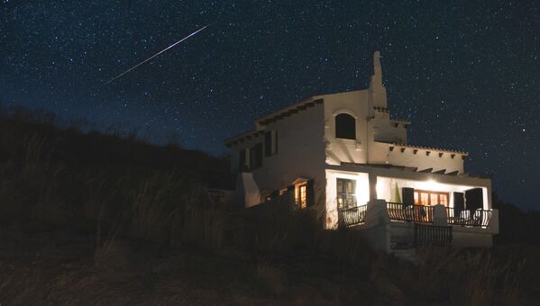 السماء المرصعة بالنجوم فوق جزيرة منورقة (التابعة لإسبانيا) في البحر الأبيض المتوسط - سبوتنيك عربي