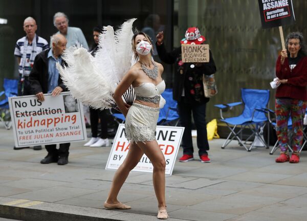 راقصة في مظاهرة أمام محكمة أولد بيلي الجنائية المركزية في لندن، حيث تقام جلسة استماع حول ملف تسليم جوليان أسانج إلى الولايات المتحدة، بريطانيا 21 سبتمبر 2020 - سبوتنيك عربي