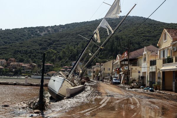 يخت على شاطئ قرية أجيا إفيميا، بعد إعصار ضرب غرب اليونان، 20 سبتمبر 2020 - سبوتنيك عربي