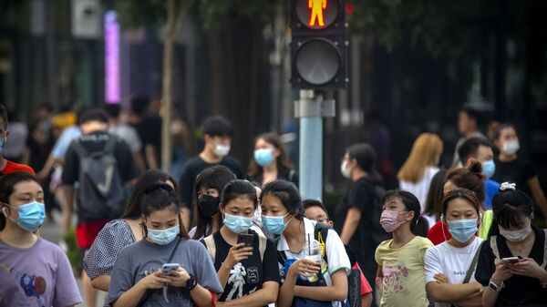 أشخاص يرتدون كمامة واقية من فيروس كورونا المستجد في بكين الصين 2020 - سبوتنيك عربي