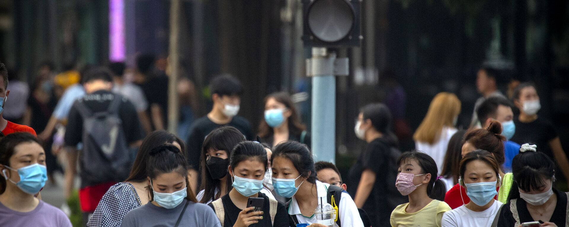 أشخاص يرتدون كمامة واقية من فيروس كورونا المستجد في بكين الصين 2020 - سبوتنيك عربي, 1920, 26.09.2021
