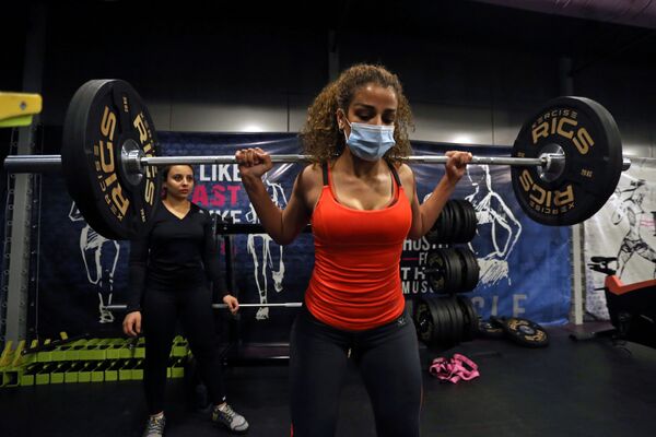 السعودية بلقيس، خلال التمرين في صالة رياضية في الرياض، وسط انتشار مرض فيروس كورونا (كوفيد -19) في المملكة العربية السعودية، 26 سبتمبر 2020 - سبوتنيك عربي