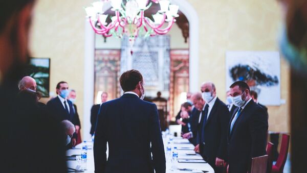 الرئيس الفرنسي ماكرون خلال لقاءه الزعماء اللبنانيين في قصر الصنوبر - سبوتنيك عربي