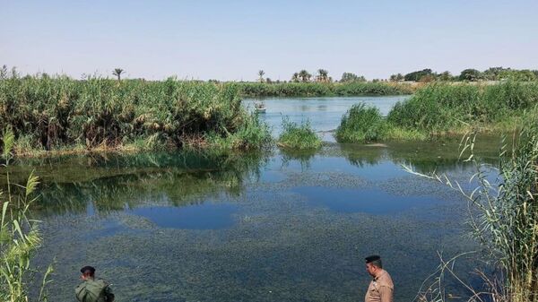 الأجهزة الأمنية العراقية المختصة بمكافحة المتفجرات، مع خبراء فرنسيين، ينفذون عملية نوعية لتطهير نهر الفرات بمركز محافظة الأنبار غربي العراق،  30 سبتمبر/ أيلول 2020  - سبوتنيك عربي