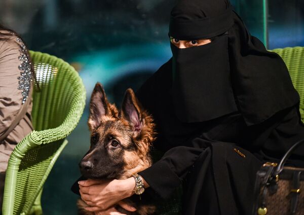 امرأة سعودية برفقة كلبها في مقهى Barking Lot في مدينة الخبر، المملكة العربية السعودية 25 سبتمبر 2020 - سبوتنيك عربي