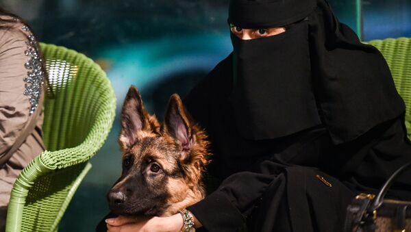 امرأة سعودية برفقة كلبها في مقهى Barking Lot في مدينة الخبر، المملكة العربية السعودية 25 سبتمبر 2020 - سبوتنيك عربي