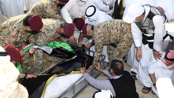 لحظة وصول جثمان أمير الكويت الراحل، الشيخ صباح الأحمد الجابر الصباح، إلى مقبرة الصليبيخات - سبوتنيك عربي