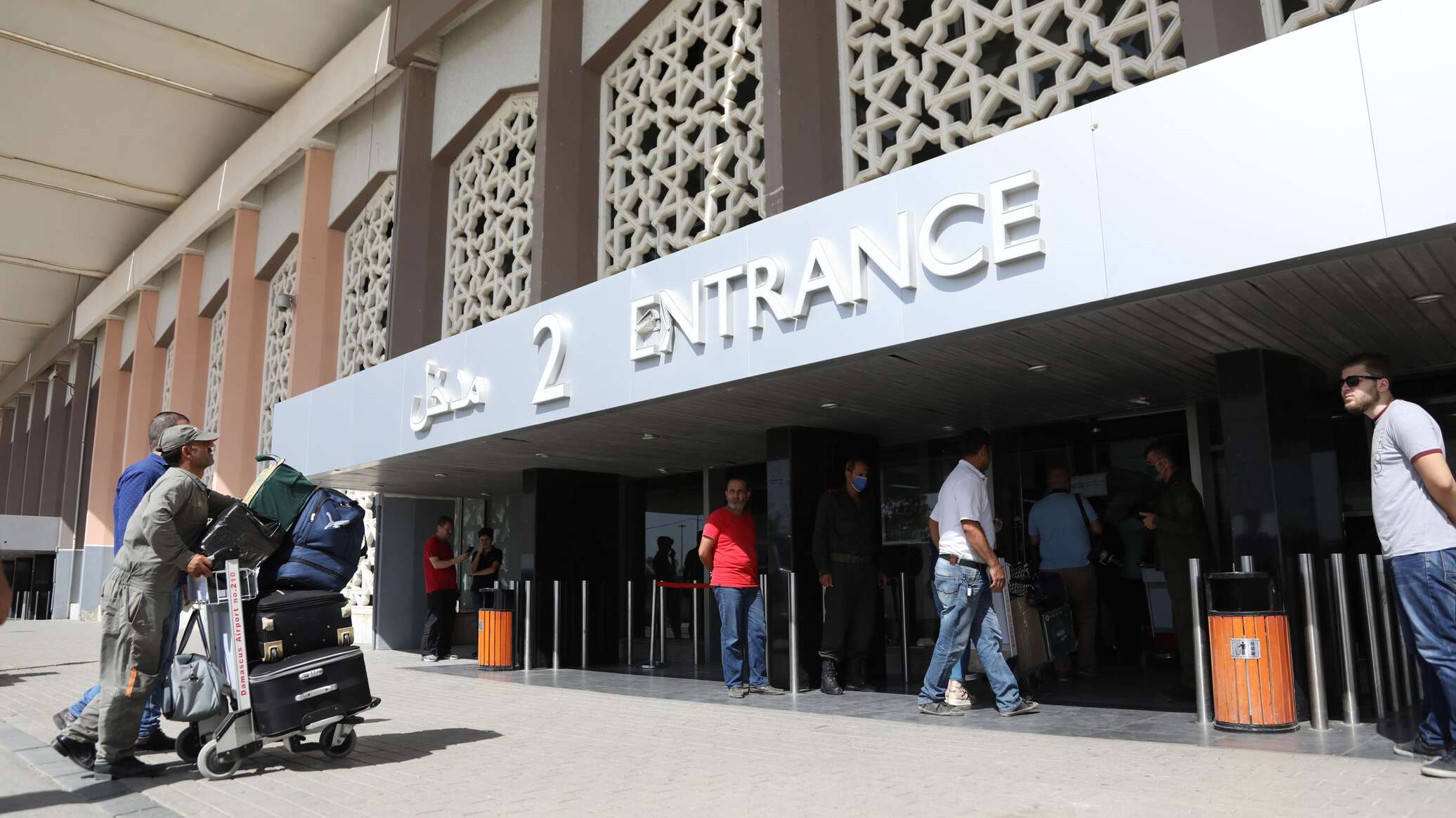 الدفاع السورية تعلن خروج مطار دمشق الدولي مجددا عن الخدمة بعد قصف إسرائيلي استهدفه