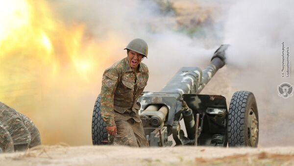 Армянский военный стреляет из артиллерийского орудия во время боя с азербайджанскими войсками в Нагорном Карабахе - سبوتنيك عربي