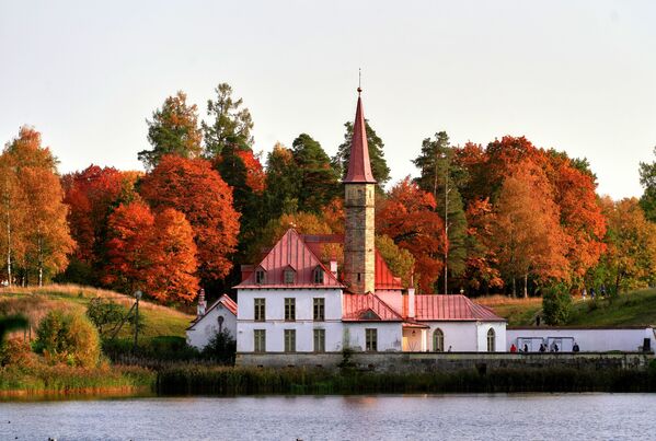 قصر بريوري على ضفاف بحيرة بلاك في بلدة غاتشينا، إقليم لينينغراد، روسيا 27 سبتمبر 2020 - سبوتنيك عربي