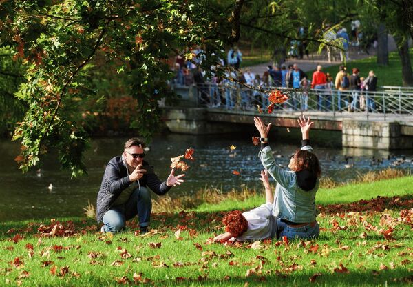 مواطنون يستمتعون بالجو الخريفي الدافئ في الحديقة العامة في بلدة غاتشينا، إقليم لينينغراد، روسيا 27 سبتمبر 2020 - سبوتنيك عربي