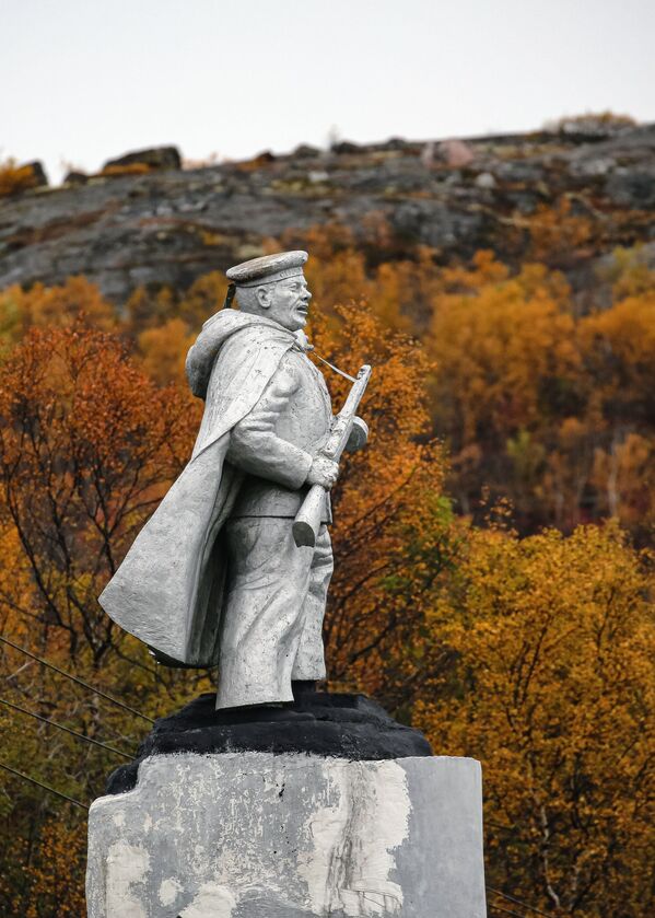 تمثال لجنود السوفيت المحررين في إقليم مورمانسك، روسيا 20 سبتمبر 2020 - سبوتنيك عربي