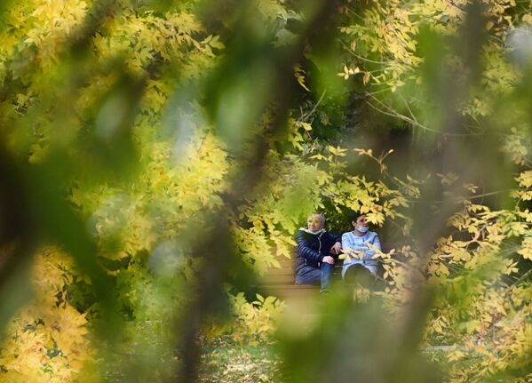 زوجان يجلسان في حديقة نوفوديفيتشيه برودي، موسكو 29 سبتمبر 2020 - سبوتنيك عربي