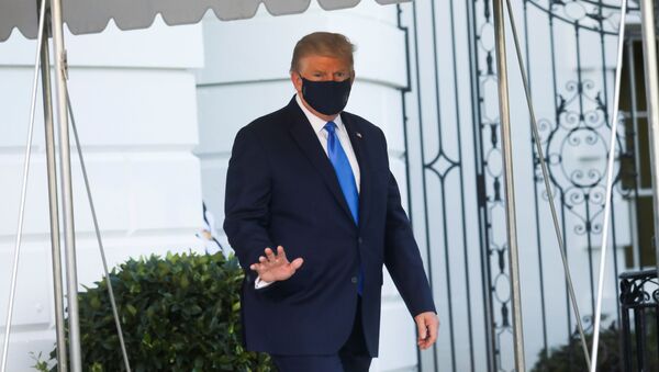 الرئيس الأمريكي دونالد ترامب يغادر البيت الأبيض إلى المركز الطبي ولتر ريد في بيثيسدا، ماريلاند، الولايات المتحدة 2 أكتوبر 2020 - سبوتنيك عربي