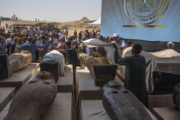 اكتشاف توابيت يقدر عمرها حوالي 2500 سنة في سقارة بمحافظة الجيزة، على بعد 30 كيلومترا جنوب القاهرة، مصر 3 أكتوبر 2020 - سبوتنيك عربي