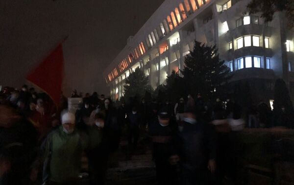 محتجون يقتحمون مبنى البيت الأبيض مقر الرئاسة في قرغيزستان - سبوتنيك عربي