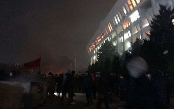 محتجون يقتحمون مبنى البيت الأبيض مقر الرئاسة في قرغيزستان - سبوتنيك عربي