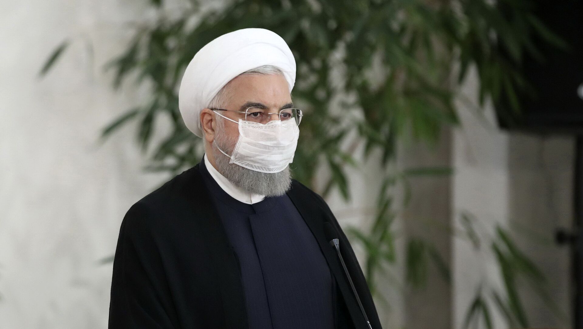 الرئيس الإيراني حسن روحاني يرتدي كمامة واقية من فيروس كورونا المستجد - سبوتنيك عربي, 1920, 31.03.2021