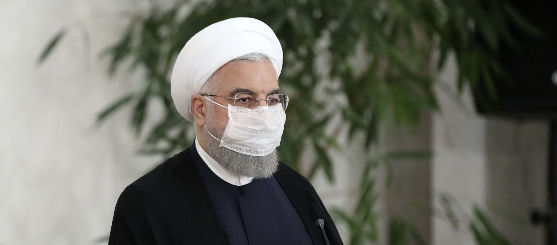 الرئيس الإيراني حسن روحاني يرتدي كمامة واقية من فيروس كورونا المستجد - سبوتنيك عربي, 1920, 03.02.2021