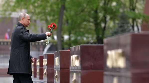 الرئيس فلاديمير بوتين يضع أكاليل الزهور على ضريح الجندي المجهول في حديقة ألكسندر بمناسبة إحياء الذكرى الـ 75 لعيد النصر فيب الحرب الوطنية العظمى، موسكو 9 مايو 2020 - سبوتنيك عربي