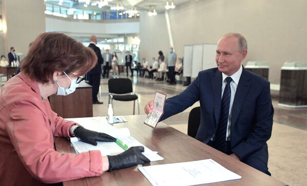 الرئيس فلاديمير بوتين يدلي بصوته في انتخابات الدوما الروسية، في مركز الاقتراع رقم 2151 في مبنى أكاديمية العلوم الروسية (ران)، 1 يونيو 2020 - سبوتنيك عربي
