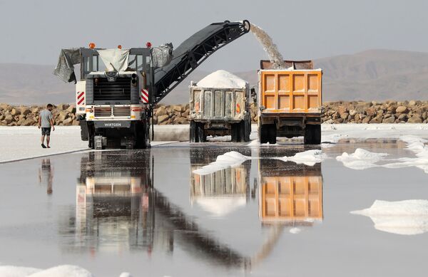 استخراج الملح من بحيرة طوز في تركيا، 6 أكتوبر 2020 - سبوتنيك عربي