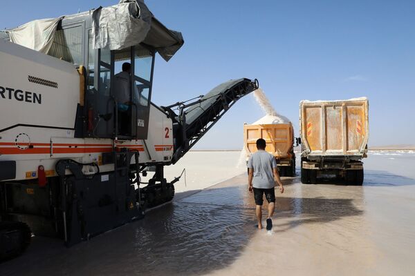 استخراج الملح من بحيرة طوز في تركيا، 6 أكتوبر 2020 - سبوتنيك عربي