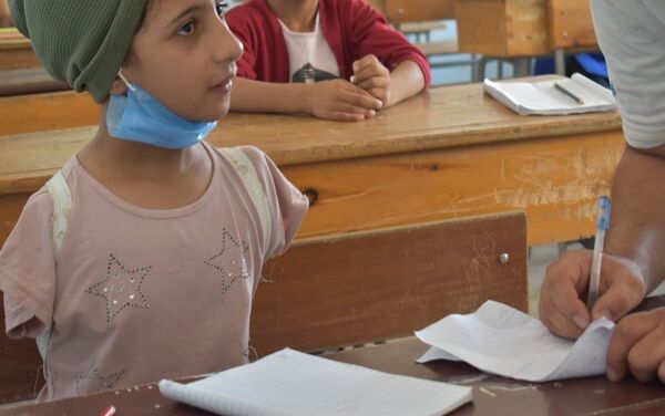 الطفلة حنان الحمادة في المدرسة الابتدائية في حي الضاحية وسط مدينة دير الزور شرق سوريا - سبوتنيك عربي