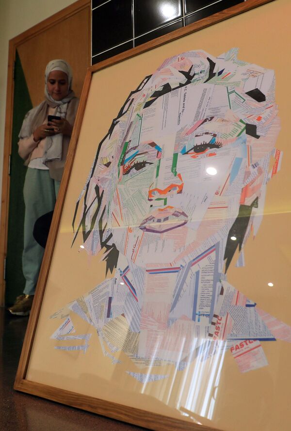 الفنانة المصرية أمل صلاح (35 عاما)، تقف على خلفية لوحة للمغنية الأمريكية Madonna (أنا حي) في منزلها، القاهرة 6 أكتوبر 2020 - سبوتنيك عربي