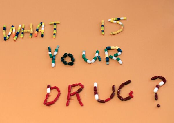 نص What's your drug? (ما هو دواؤك؟) من حبوب الأدوية من عمل الفنانة المصرية أمل صلاح، في منزلها، القاهرة 6 أكتوبر 2020 - سبوتنيك عربي