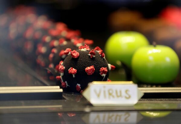 حلوى على شكل فيروس كورونا (SARS-CoV-2) في مقهى بمدينة براغ، جمهورية التشيك 5 أكتوبر 2020 - سبوتنيك عربي