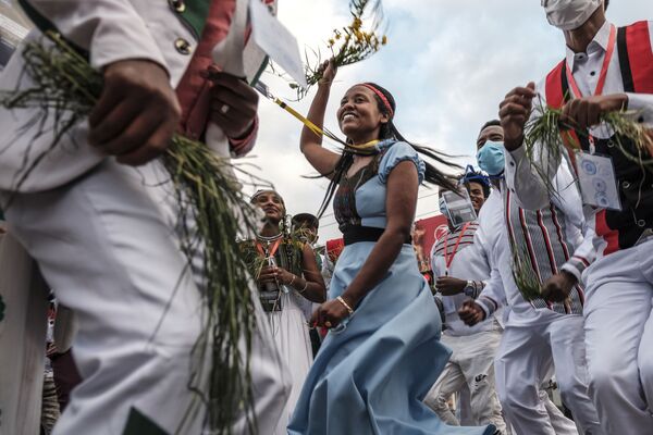 أشخاص يرتدون الأزياء التقليدية يغنون ويرقصون خلال الاحتفال بـ “Irreechaa”، وهو بمثابة عيد الشكر لشعب أورومو على النعن والرحمة التي تلقوها على مدار العام الماضي، في أديس أبابا، إثيوبيا، في 3 أكتوبر 2020 - سبوتنيك عربي