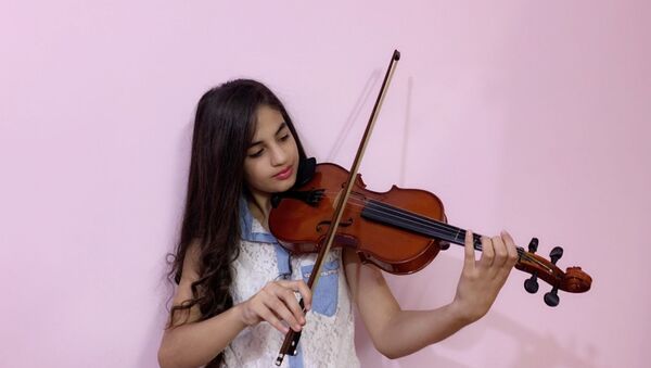 سلمى الناصوري.. طفلة سورية تعزف لحن الأمل على أوتار الكمان - سبوتنيك عربي
