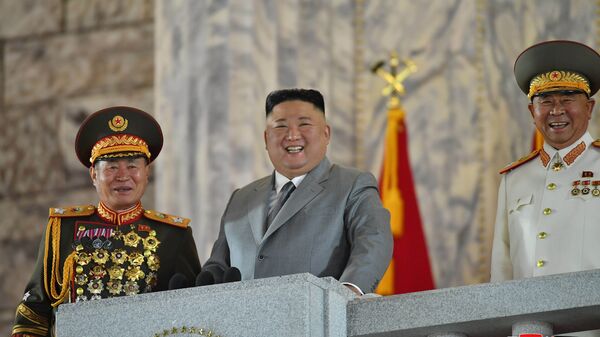 زعيم كوريا الشمالية كيم جونغ أون خلال الاستعراض العسكري الذي أقيم في بيونغ يانغ - سبوتنيك عربي
