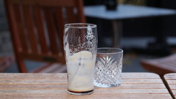 كأس زجاجية في حانة بعد تفشي فيروس كورونا المستجد في أدنبرة ببريطانيا - سبوتنيك عربي