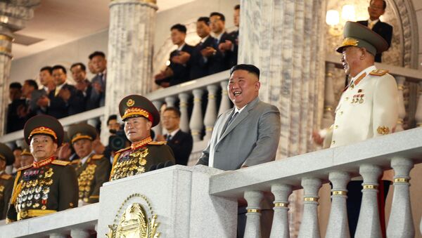 الزعيم الكوري الشمالي كيم جونغ أون مع وفد رسمي مرافق له خلال حفل ذكرى مرور 75 على إنشاء حزب العمال الحاكم - سبوتنيك عربي