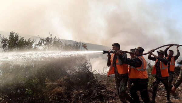 قوات الجيش السوري تساعد طواقم إطفاء الحريق في إخماد حرائق صافيتا، سوريا 10 أكتوبر 2020 - سبوتنيك عربي