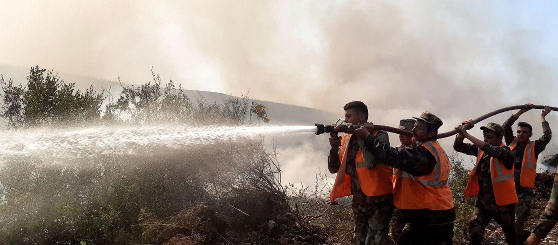 قوات الجيش السوري تساعد طواقم إطفاء الحريق في إخماد حرائق صافيتا، سوريا 10 أكتوبر 2020 - سبوتنيك عربي, 1920, 25.10.2020