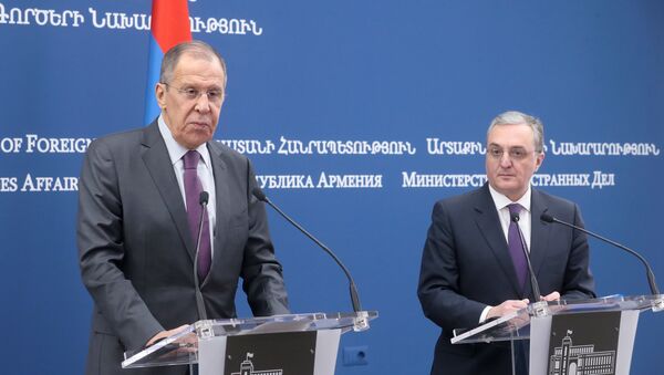 وزير الخارجية الروسي سيرغي لافروف في اجتماع مع نظيره الأرميني زوهراب مناتساكانيان - سبوتنيك عربي