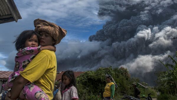  المواطنون الإندونيسيون المقيمون بالقرب  من بركان سينابونغ النشط، شمال جزيرة سومطرة، إندونيسيا 10 أغسطس 2020 - سبوتنيك عربي