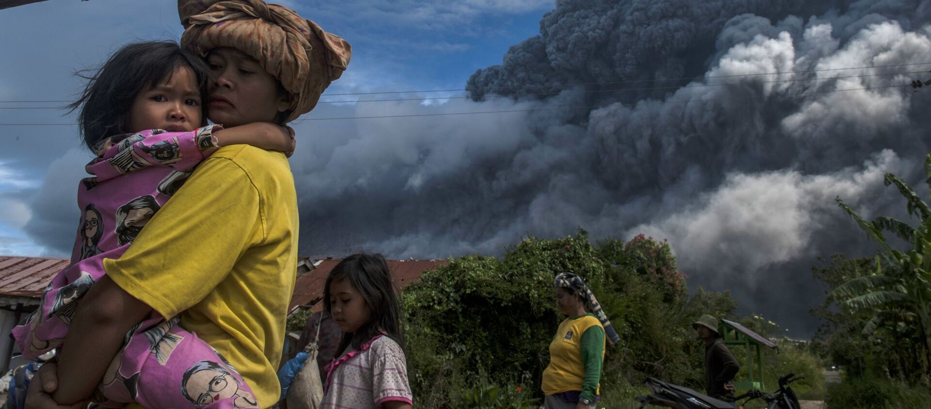  المواطنون الإندونيسيون المقيمون بالقرب  من بركان سينابونغ النشط، شمال جزيرة سومطرة، إندونيسيا 10 أغسطس 2020 - سبوتنيك عربي, 1920, 31.03.2021