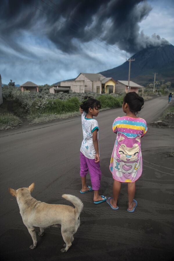  المواطنون الإندونيسيون المقيمون بالقرب  من بركان سينابونغ النشط، شمال جزيرة سومطرة، إندونيسيا 14 أغسطس 2020 - سبوتنيك عربي
