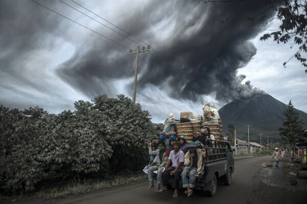 المواطنون الإندونيسيون المقيمون بالقرب من بركان سينابونغ النشط، شمال جزيرة سومطرة، إندونيسيا 14 أغسطس 2020 - سبوتنيك عربي