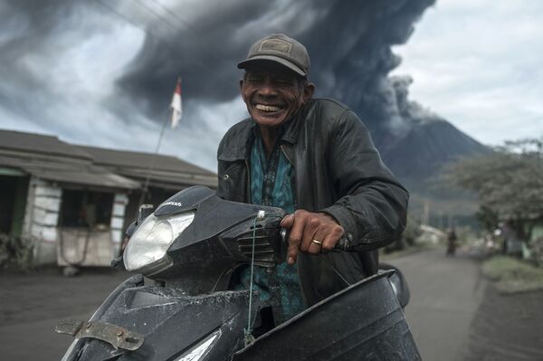 المواطنون الإندونيسيون المقيمون بالقرب من بركان سينابونغ النشط، شمال جزيرة سومطرة، إندونيسيا 14 أغسطس 2020 - سبوتنيك عربي