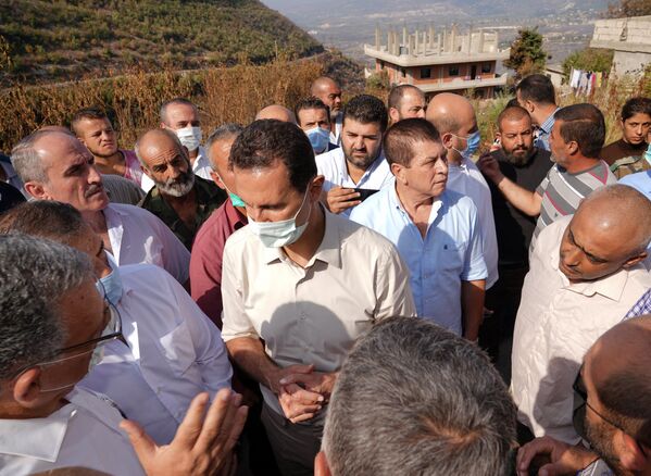الرئيس بشار الأسد يزور قرية بلوران في ريف اللاذقية، وهي إحدى المناطق التي تعرضت للحرائق، سوريا 13 أكتوبر 2020 - سبوتنيك عربي